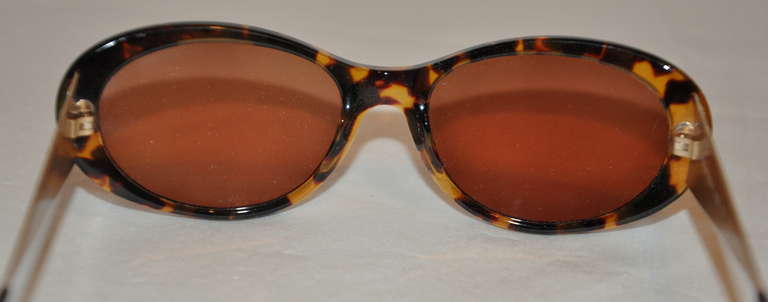 Yves Saint Laurent - Lunettes de soleil en écaille de tortue avec quincaillerie dorée texturée Excellent état - En vente à New York, NY