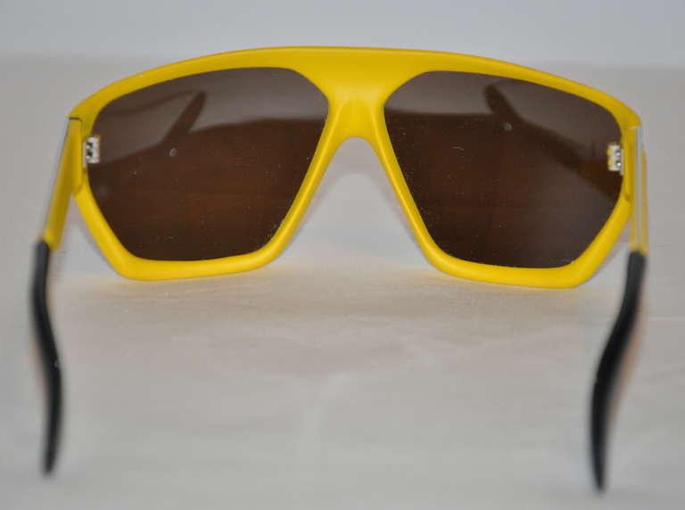 Bold Yellow Lucite Mirrored Lens Sunglasses In Excellent Condition In New York, NY