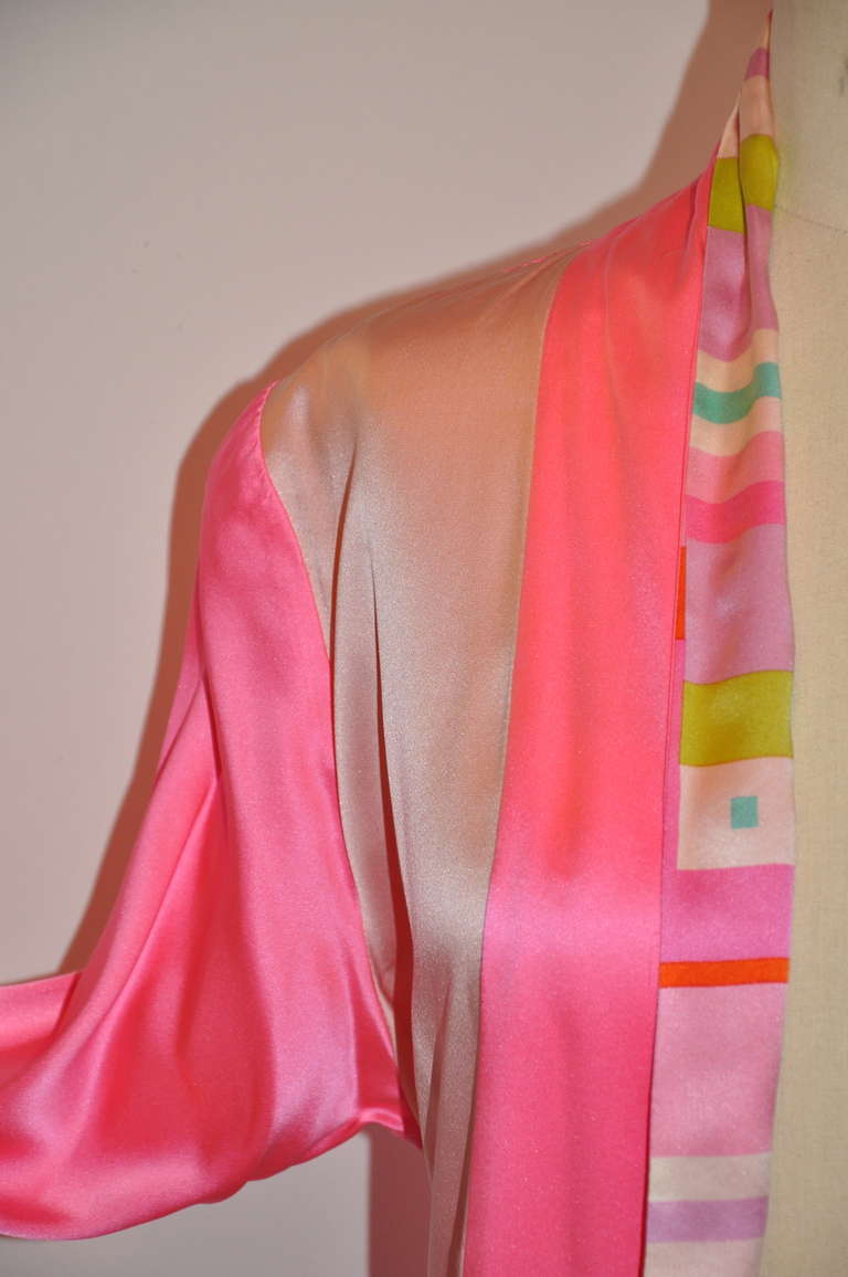 Fernando Fernando Sanchez Mehrfarbiger Robe aus Seidenkrepp de Chine im Zustand „Hervorragend“ im Angebot in New York, NY
