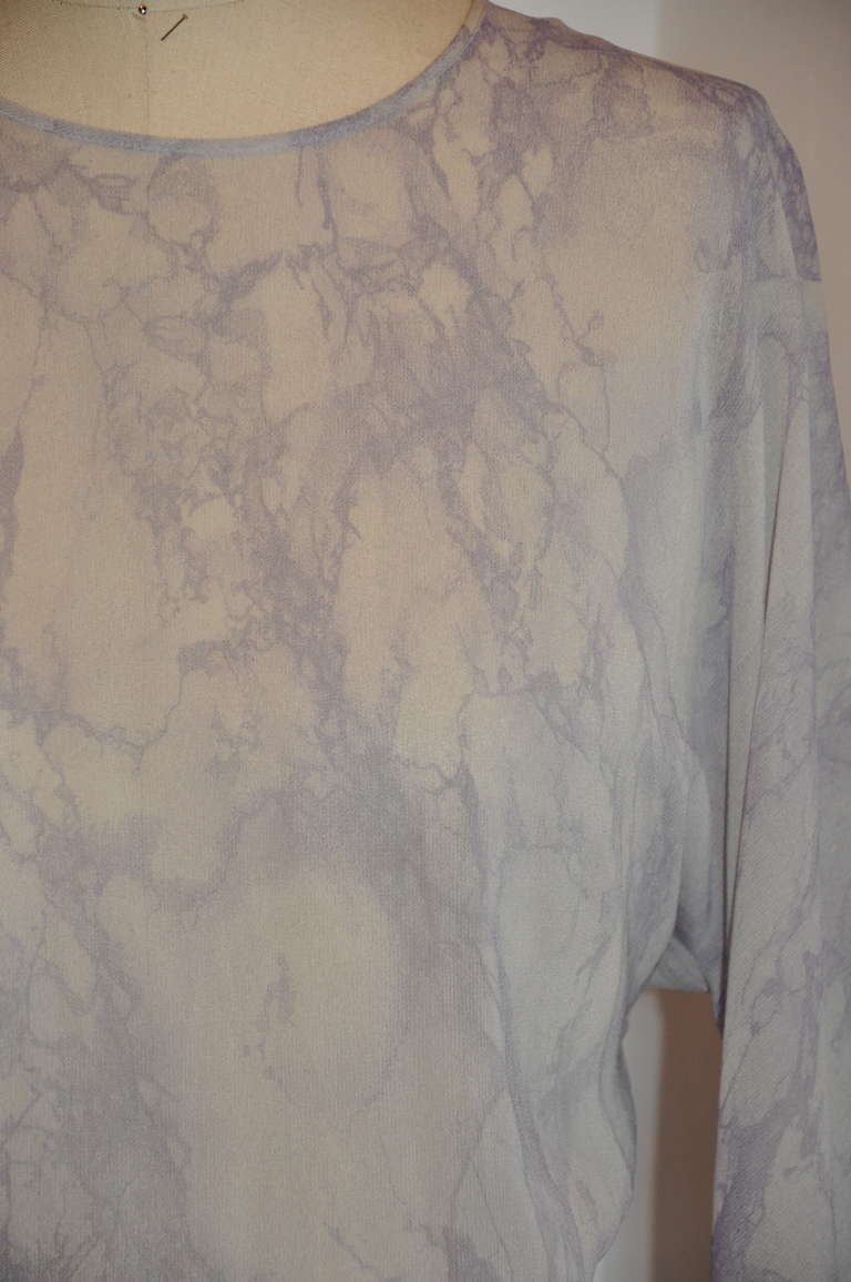 Alma „Couture“ Seiden-Couture-Top mit lavendelfarbenem und grauem Druck im Angebot 1