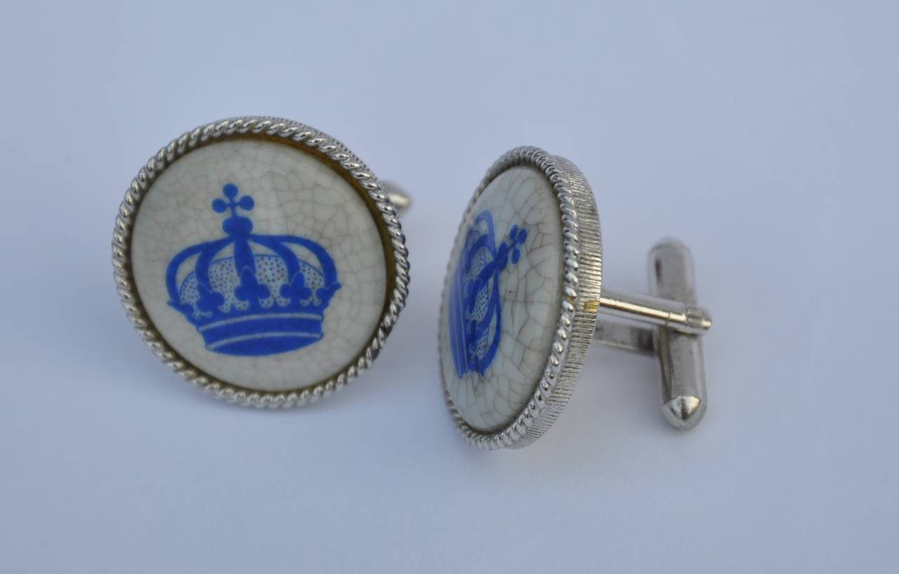         This wonderful cufflinks features a hand-painted 