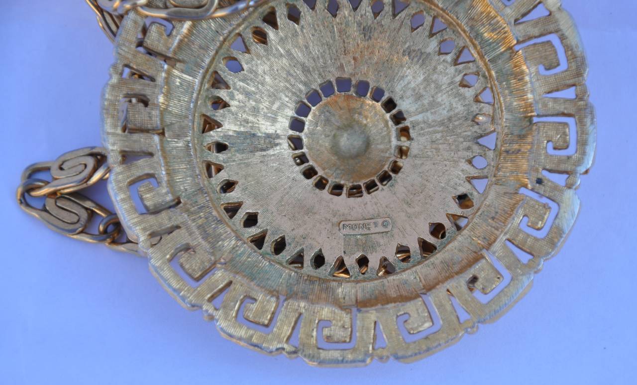         La collana e il ciondolo circolare in oro Monet misurano 18