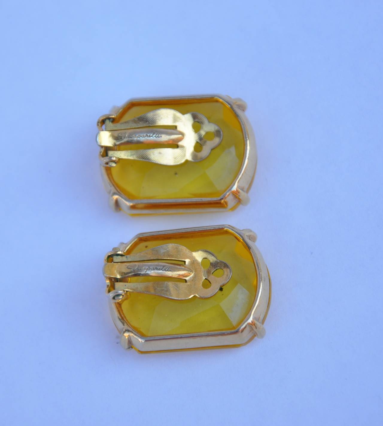 Pendientes Schiaparelli Oro Dorado con Tono Canario en Bueno estado para la venta en New York, NY