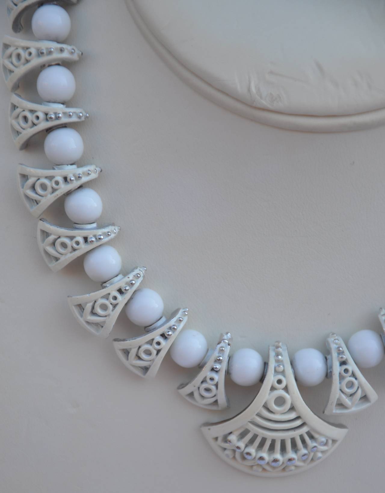 Gradual Halskette mit weißer Emaille und Silberbeschlägen (Grau) im Angebot
