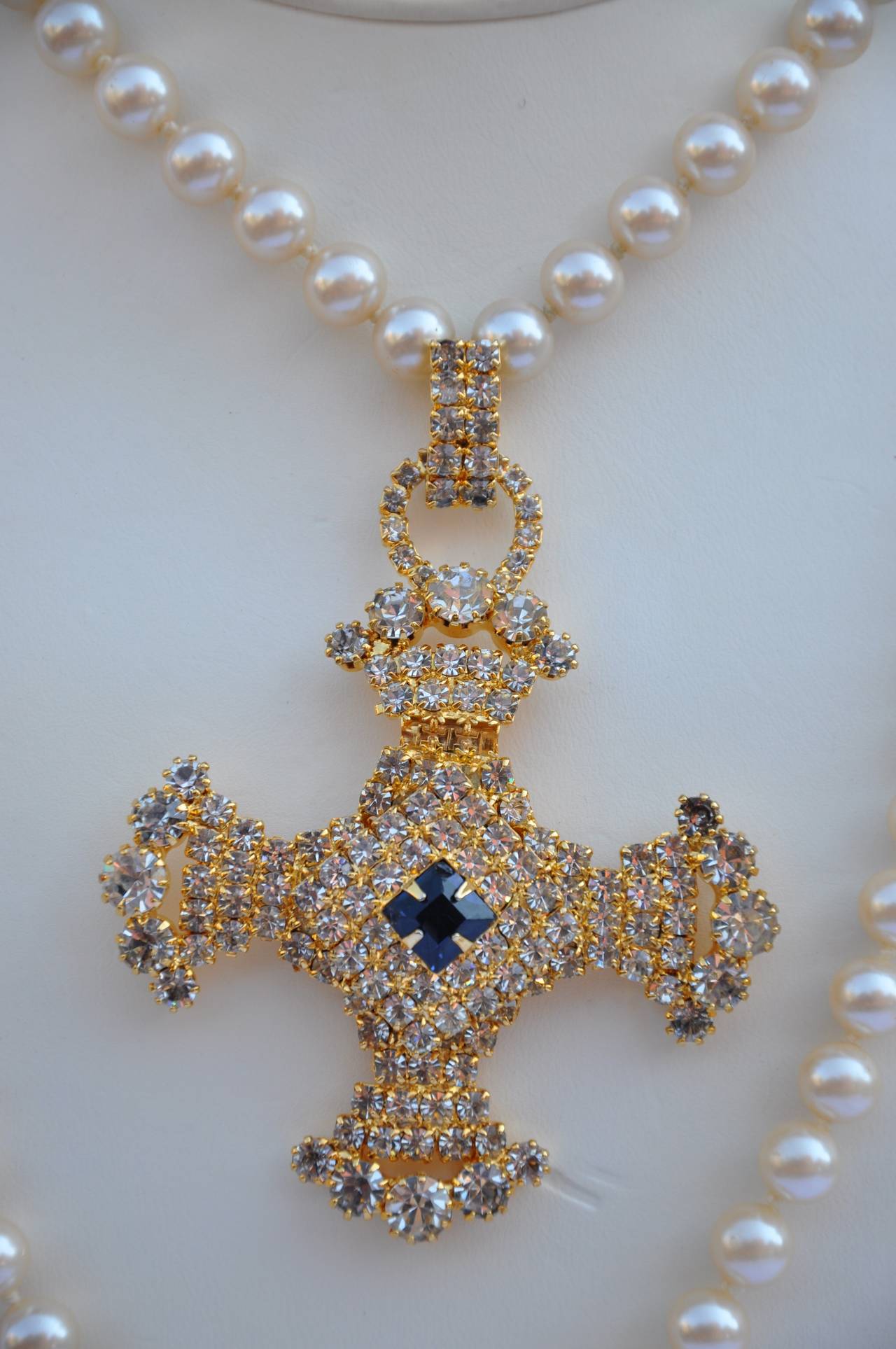 Magnifique collier de perles à double rangée avec une grande croix en strass Bon état - En vente à New York, NY