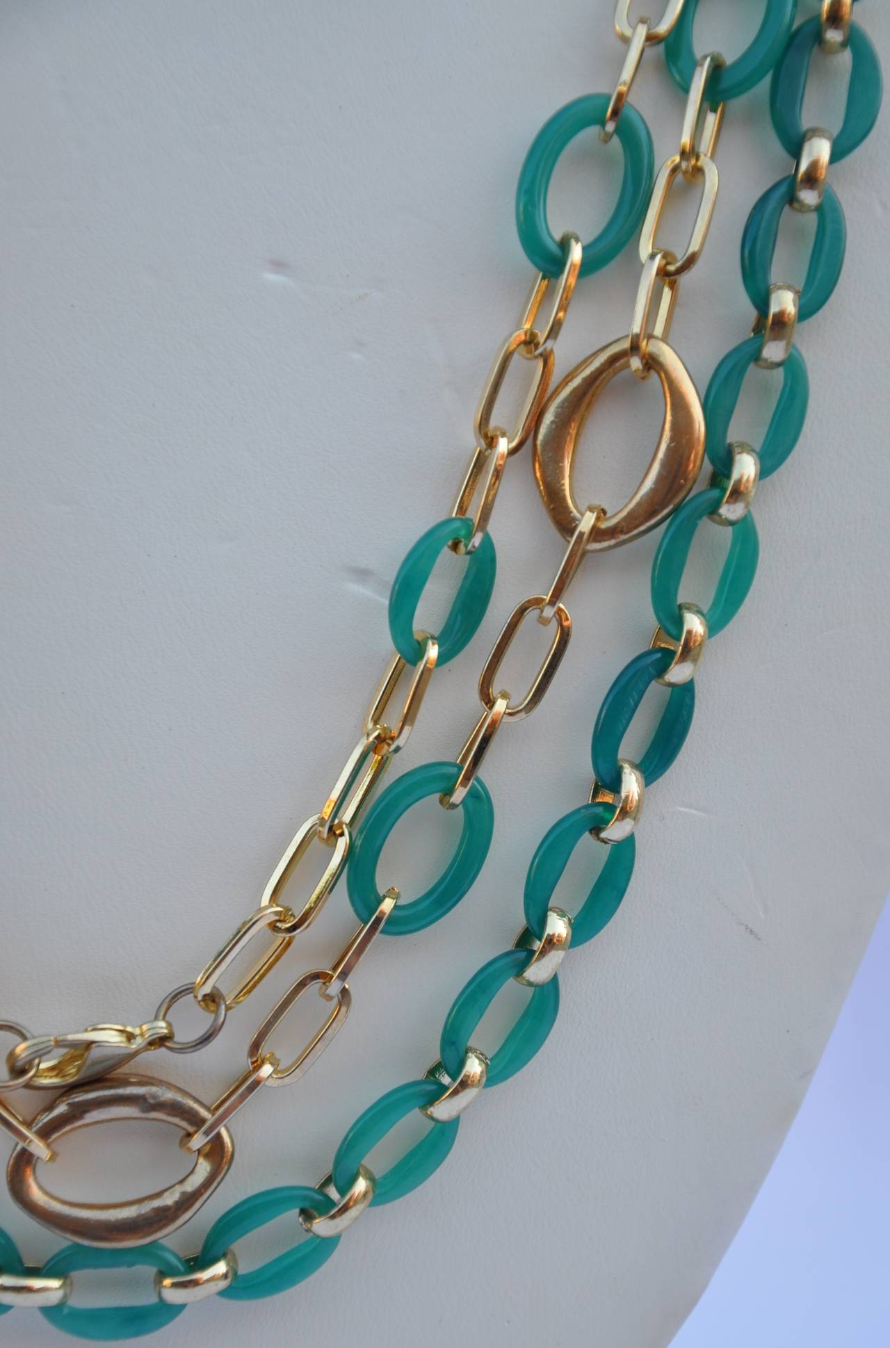 Esta triple hebra de jadeíta maravillosamente detallada y herrajes de oro dorado mide 24