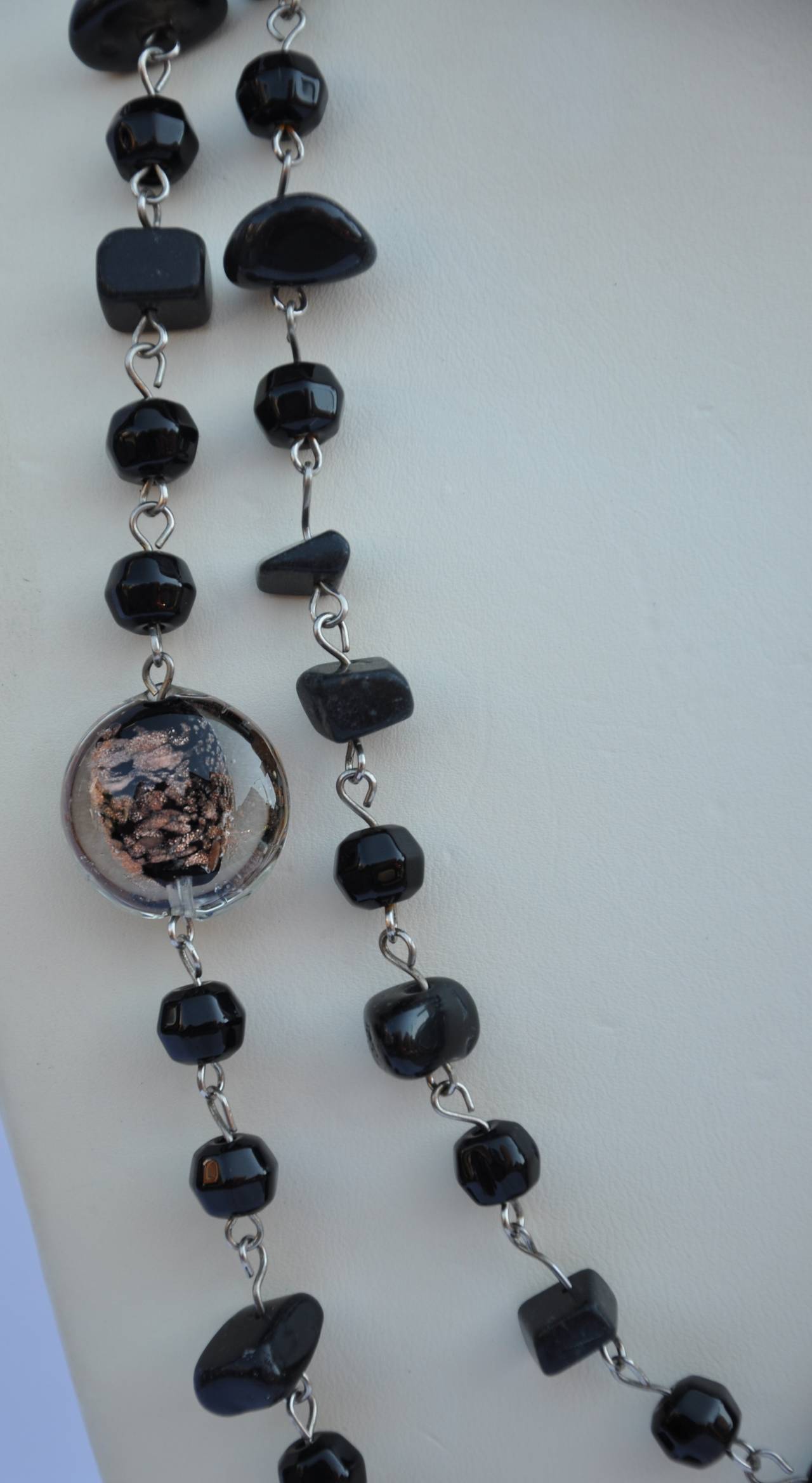 Questa meravigliosa collana con combinazioni di pietre di vetro e semipreziose di varie dimensioni e la grande collana di perle di vetro nero e oro metallizzato misura 46