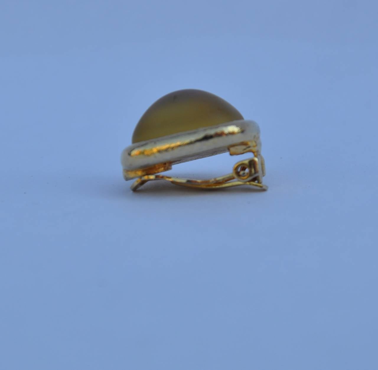 Le matériel en or doré de Givenchy est combiné à des clips d'oreilles en or. Ces boucles d'oreilles mesurent 6/8