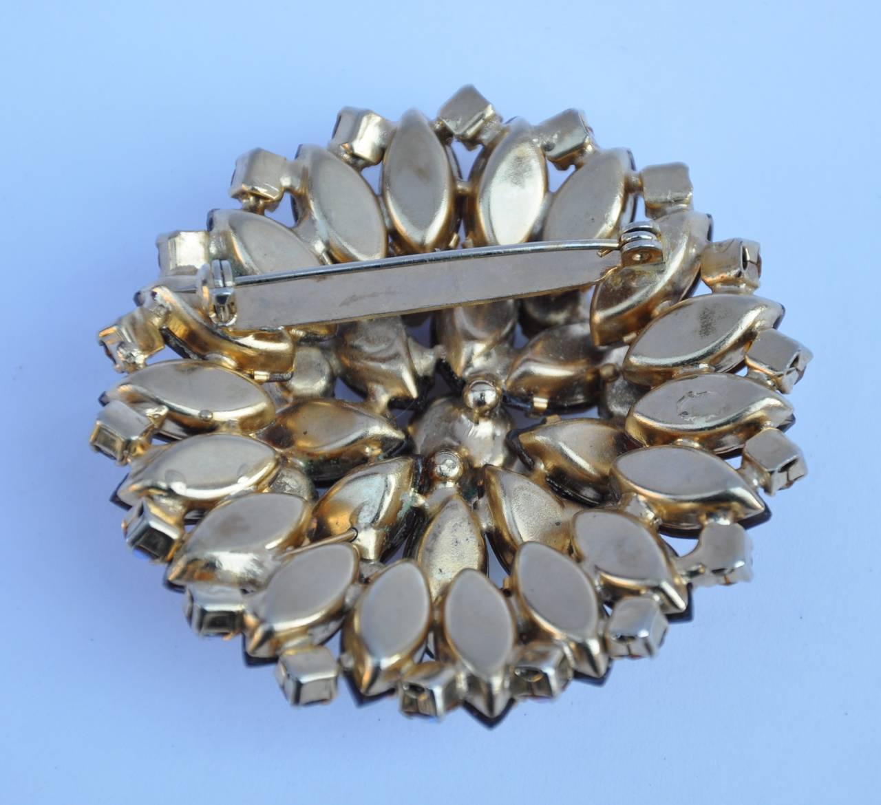 Este gran broche de brillantes multicolor con múltiples facetas mide 2 1/4