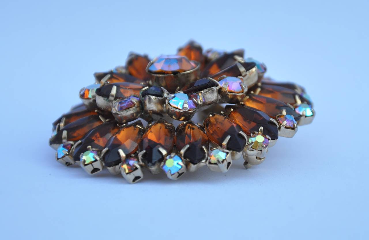 Broche grande de strass multifacetado multicolor en Bueno estado para la venta en New York, NY