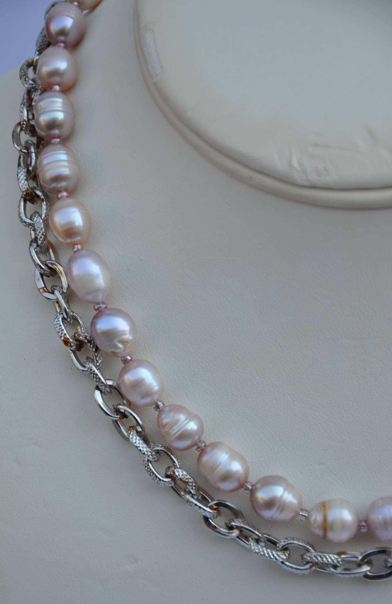 La catena a maglie in argento dorato abbinata a una collana a doppio filo con grandi perle naturali misura 14,5
