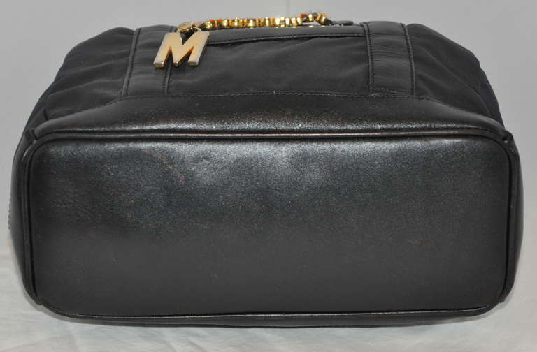 Moschino Schwarz Nylon mit Signatur Gold Hardware Namensschild mit Reißverschluss Tote im Zustand „Hervorragend“ im Angebot in New York, NY