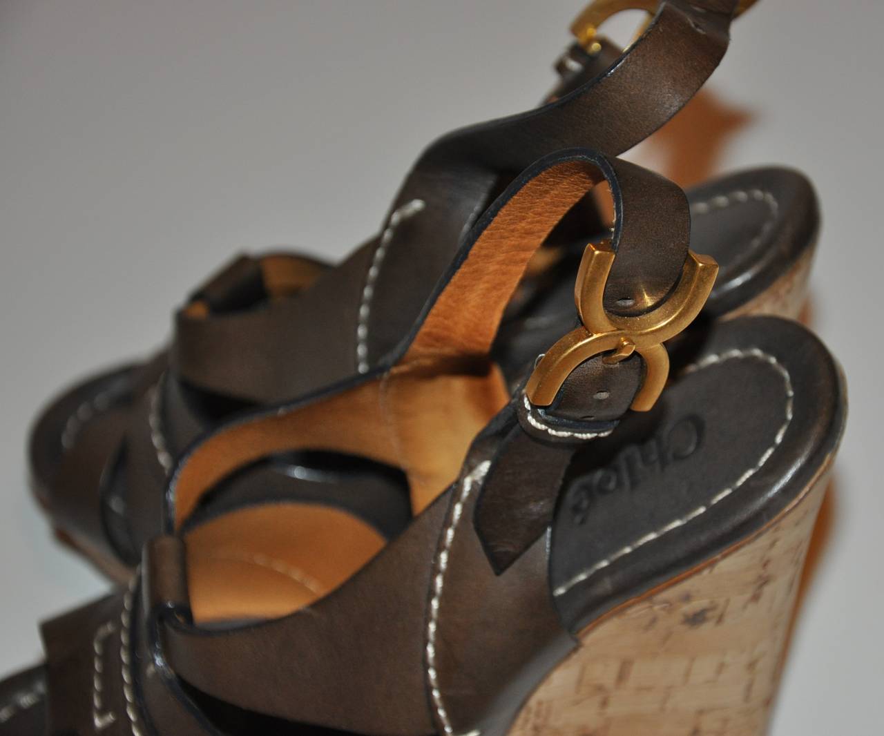 Chloe Warm Brown Calfskin Wedge Sandals with Detailed Top-Stitching In Good Condition In New York, NY