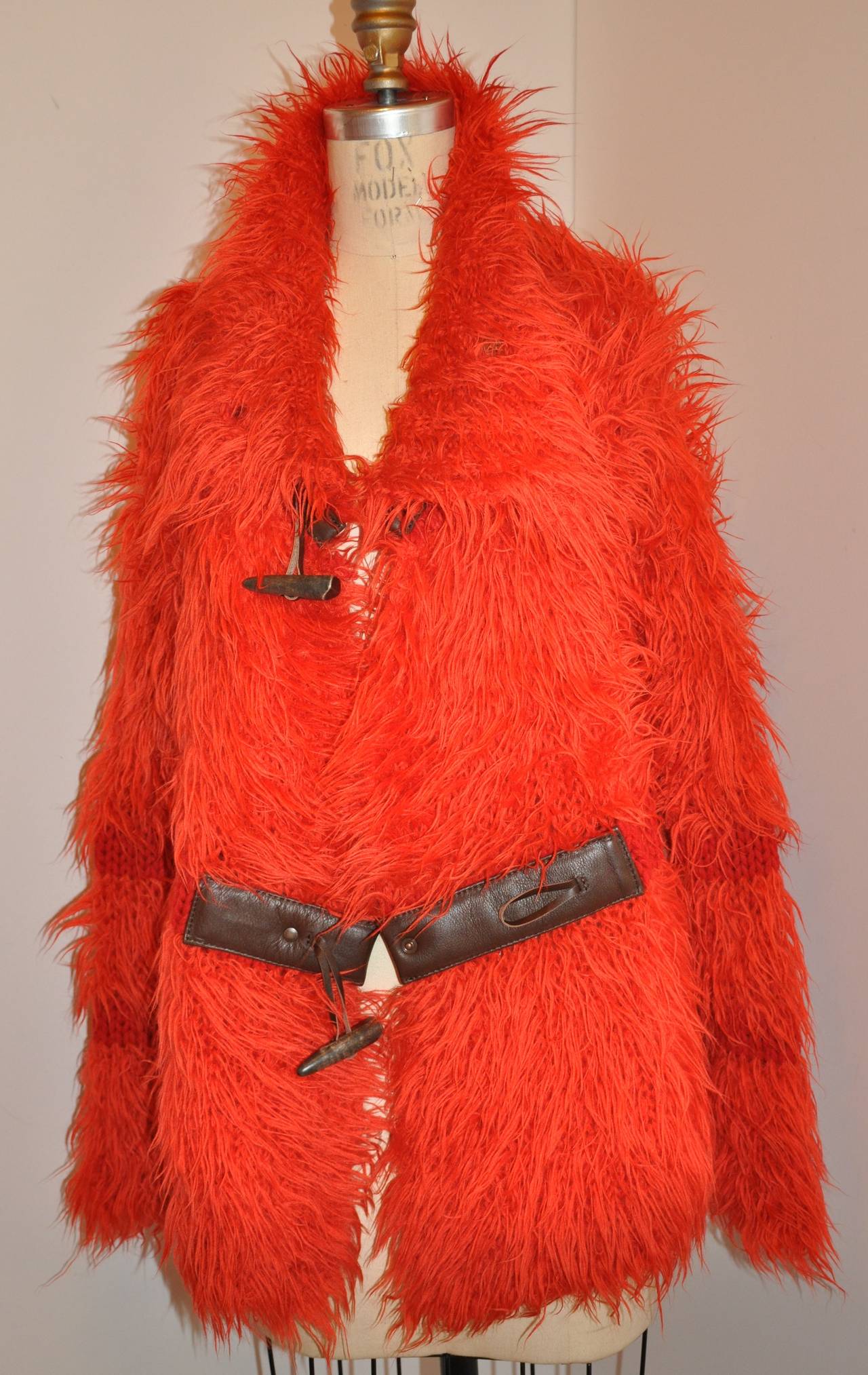 Pulloverjacke von Issey Miyake in kräftigem Rot mit Leder-Akzent Damen im Angebot