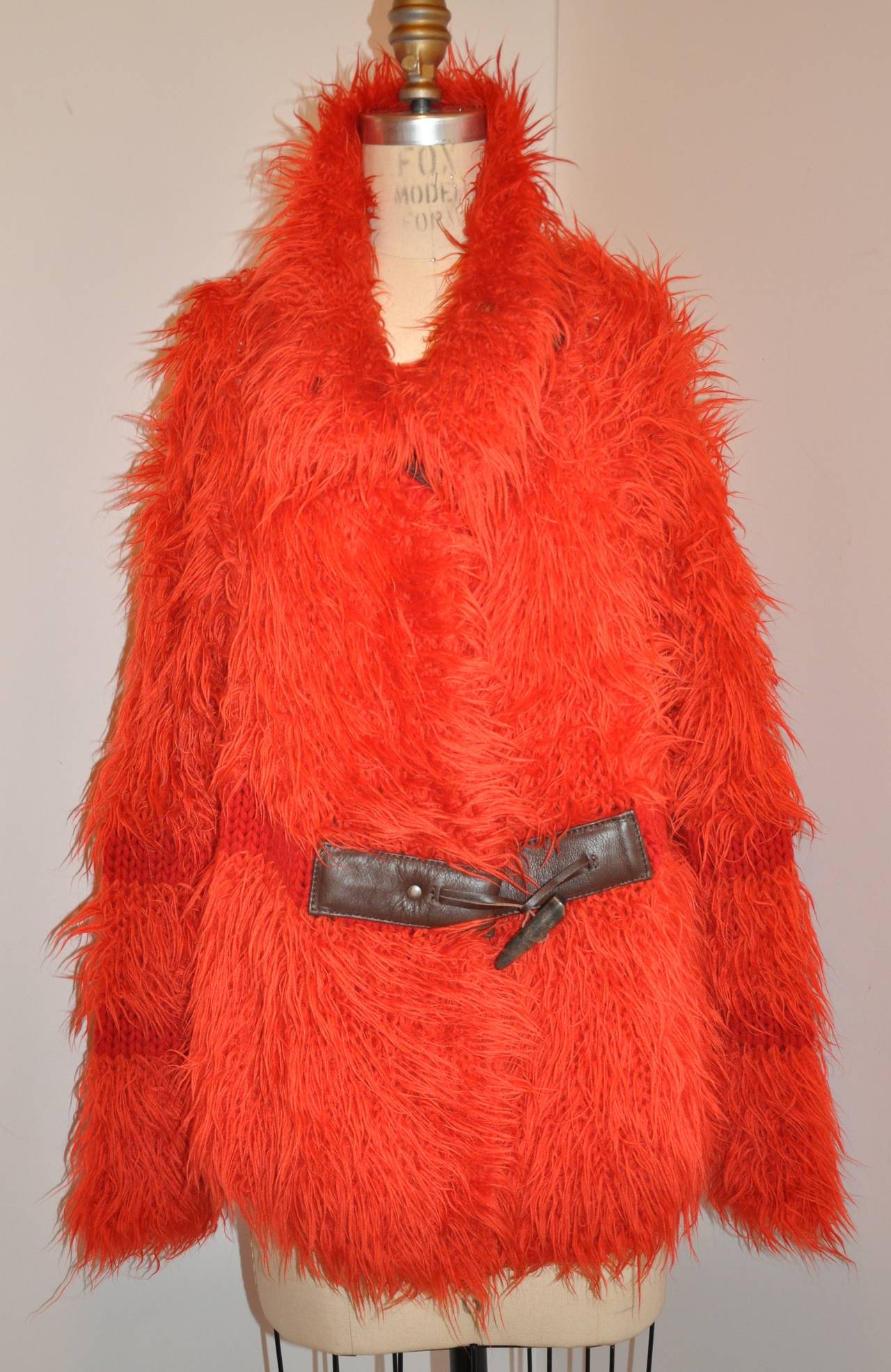 Pulloverjacke von Issey Miyake in kräftigem Rot mit Leder-Akzent im Zustand „Neu“ im Angebot in New York, NY