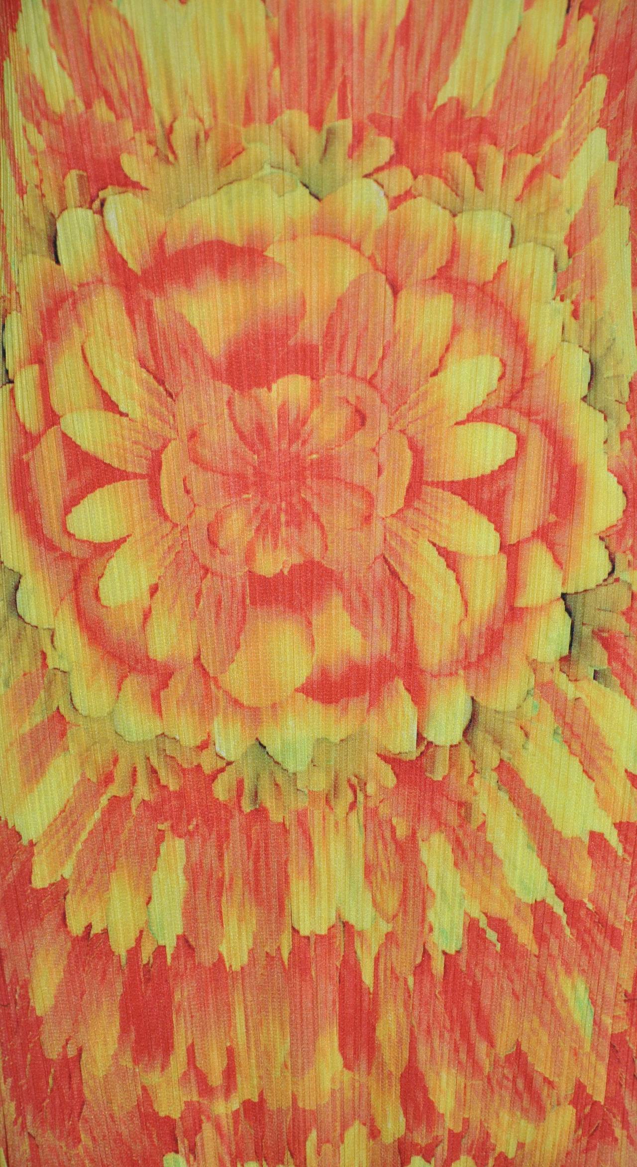 Orange Issey Miyake Signature - Robe longue sans manches à motif floral en vente