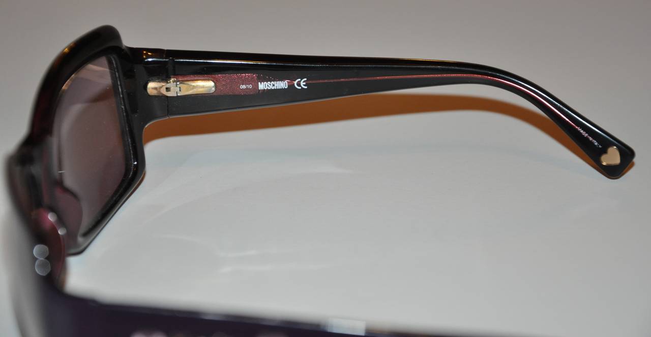 Noir Moschino lunette noire épaisse avec détails en cristal de cœur en vente