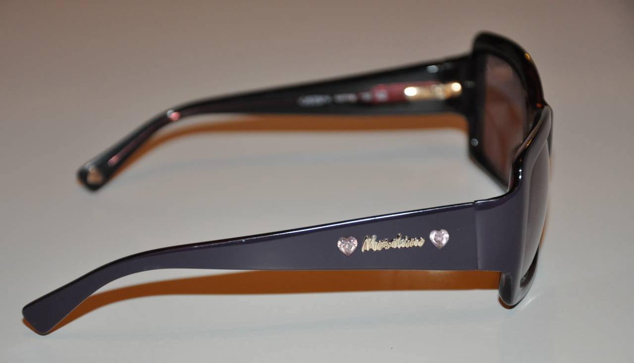 Moschino: dicke schwarze Lucite-Sonnenbrille mit Herzkristall-Akzent (Schwarz) im Angebot