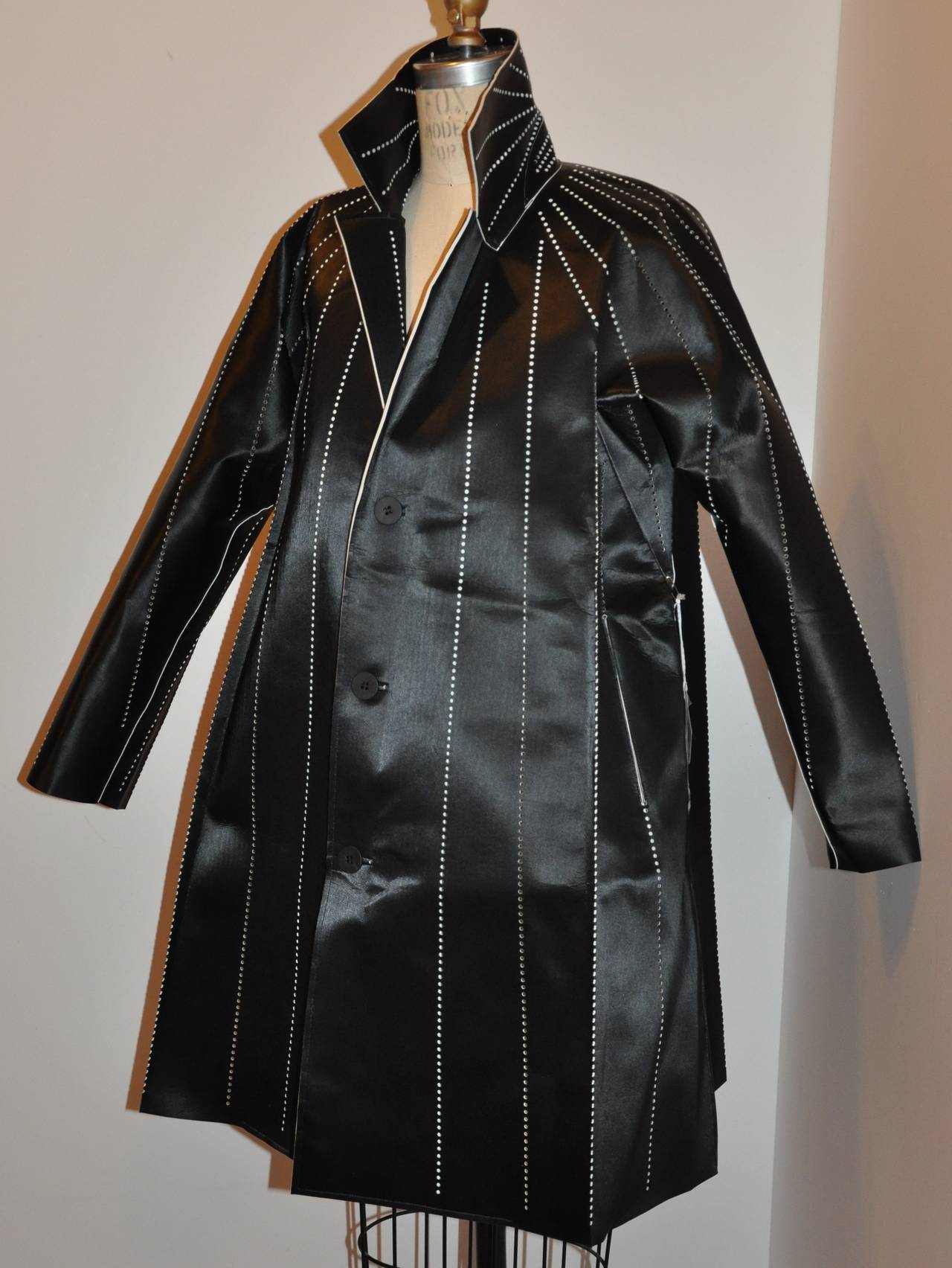 La giacca svasata Issey Miyake con stencil blu scuro misura 35 1/2