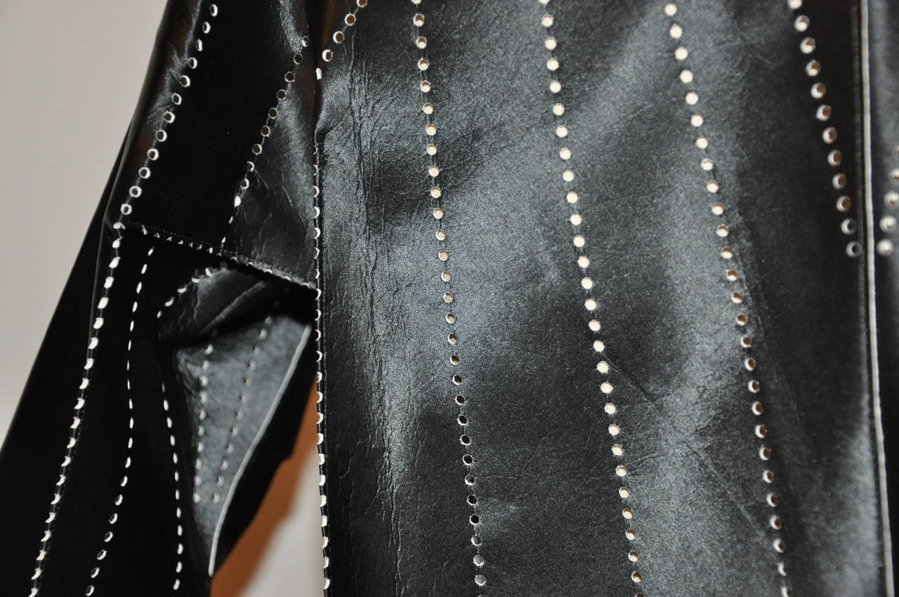 Issey Miyake - Giacca svasata con stencil in blu scuro in vendita 5