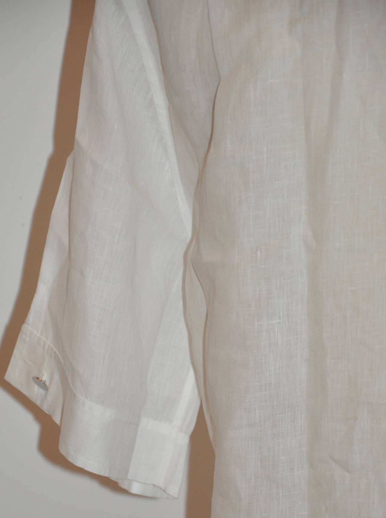 Hermes Men's White Linen Button Shirt with Detailed Cuffs In Excellent Condition For Sale In New York, NY