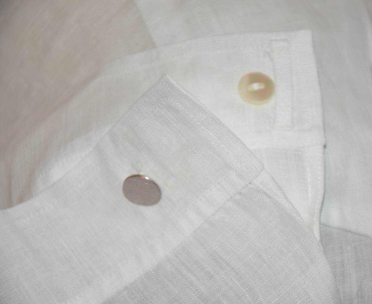 Weißes Herrenhemd aus Leinen mit Knopfleiste und detaillierten Manschetten von Hermes (Grau) im Angebot