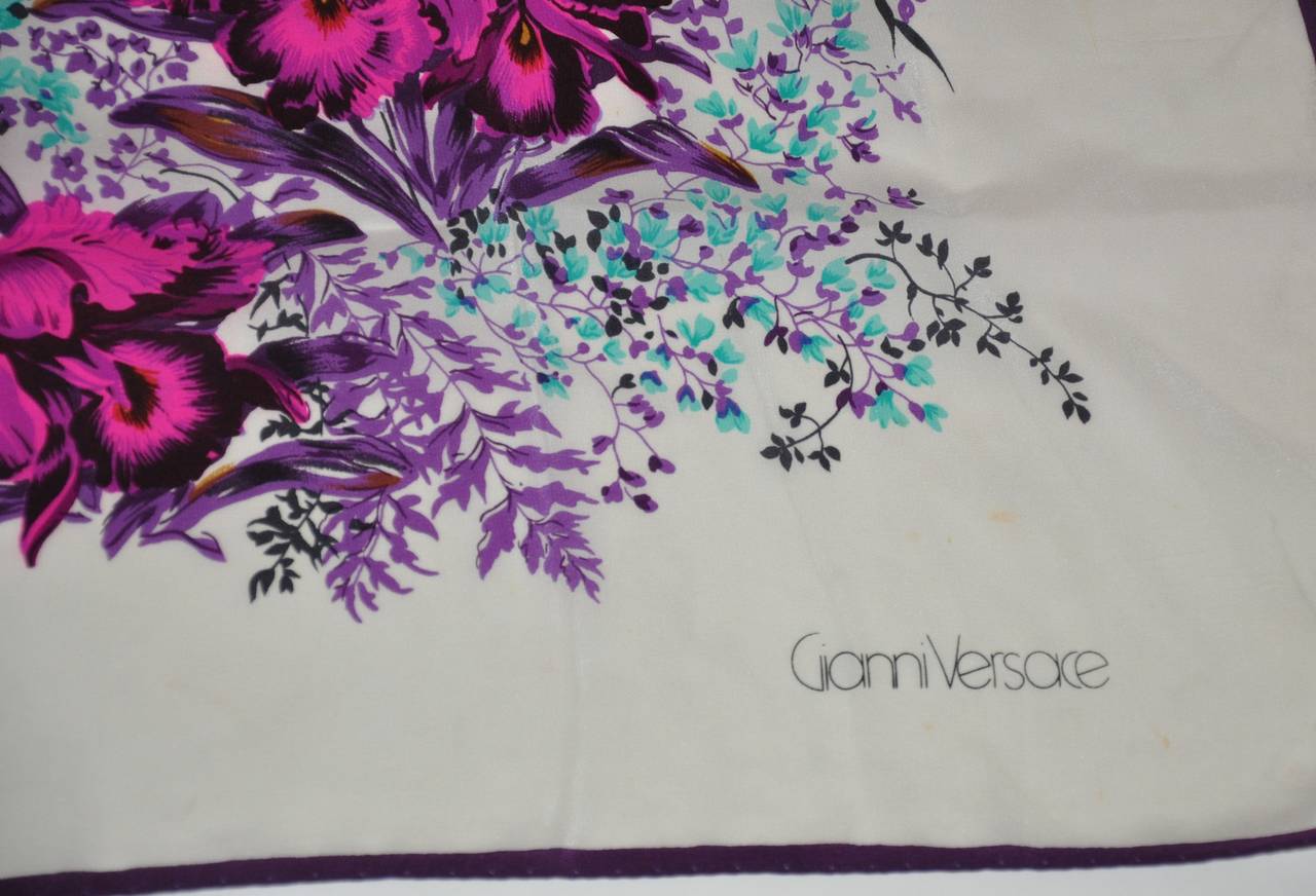 Grigio Gianni Versace Sciarpa di seta floreale multicolore in vendita