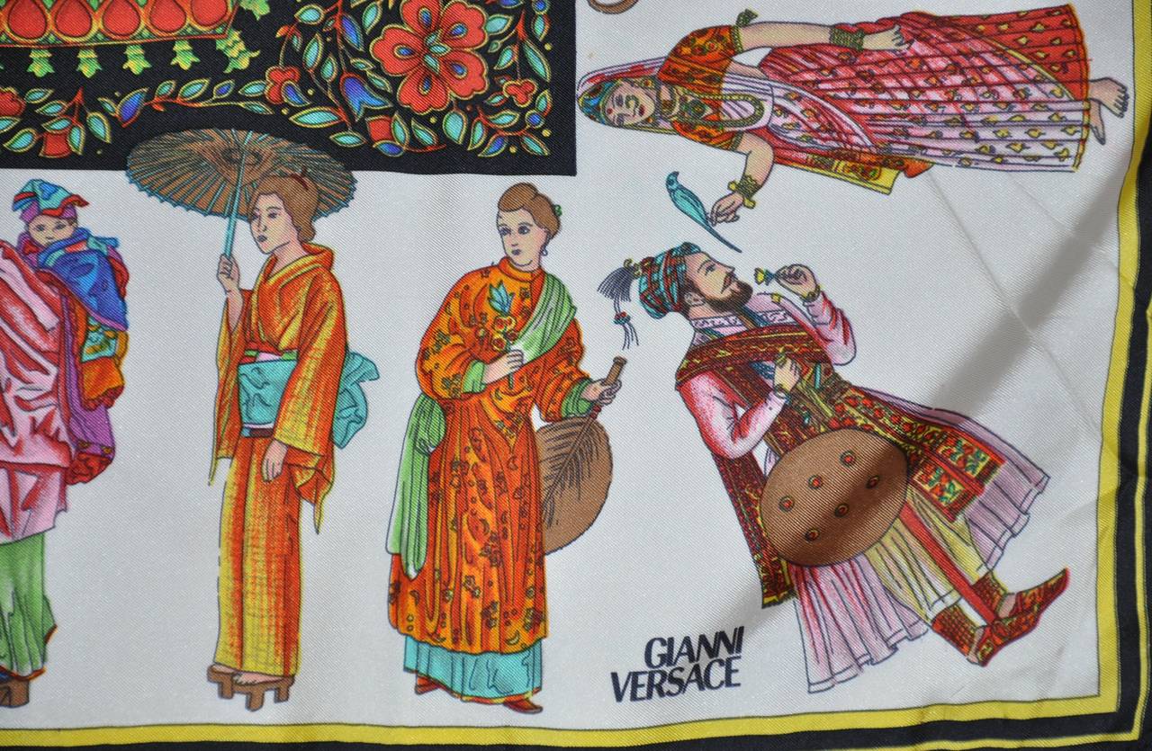 L'écharpe en soie multicolore de Gianni Versace est combinée avec des personnages multiples entrelacés avec des imprimés de palsey. Le foulard en soie mesure 34' x 35