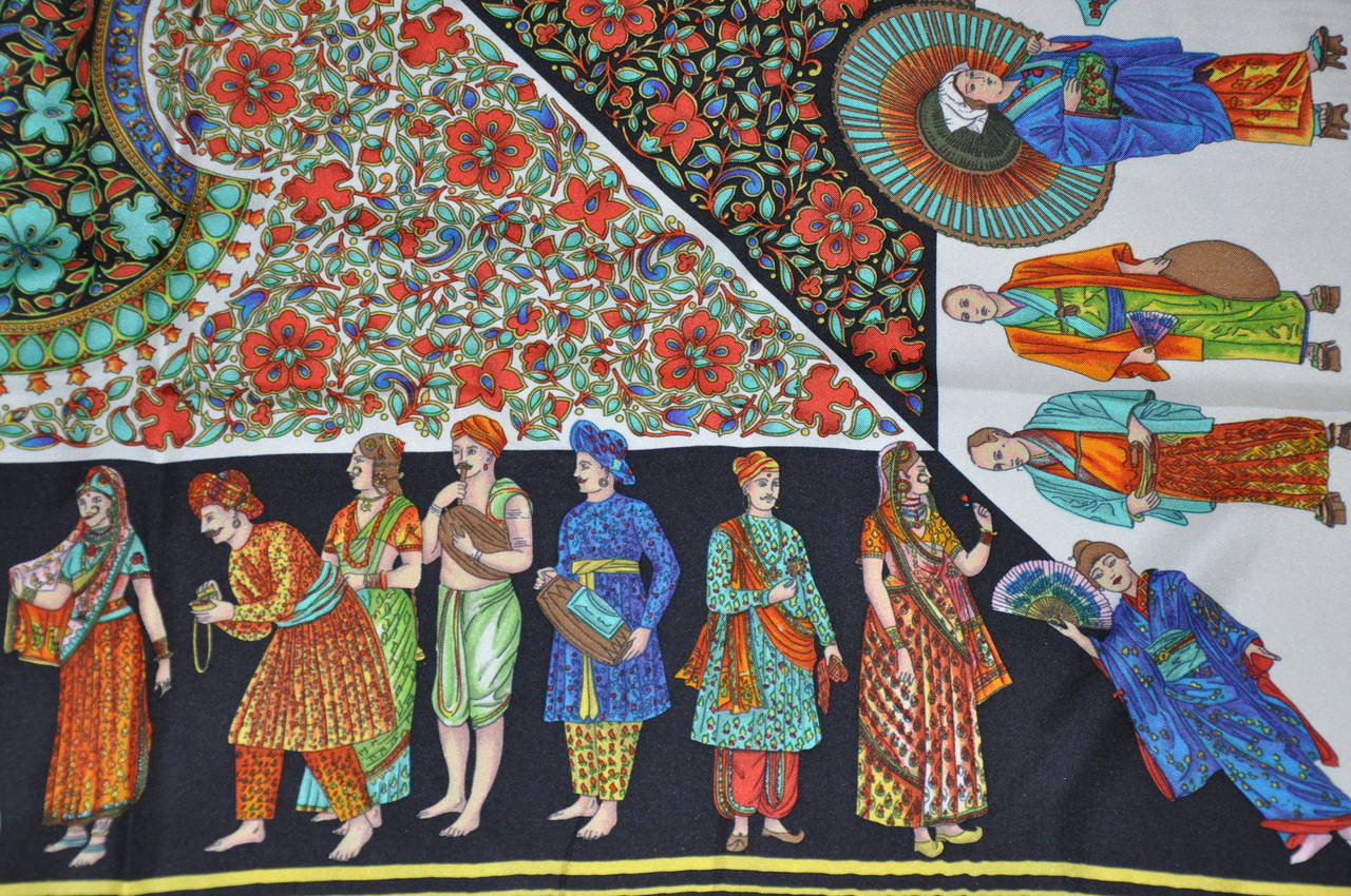 Gianni Versace - Écharpe multicolore à caractères multiples avec foulard en soie Palsey en vente 1
