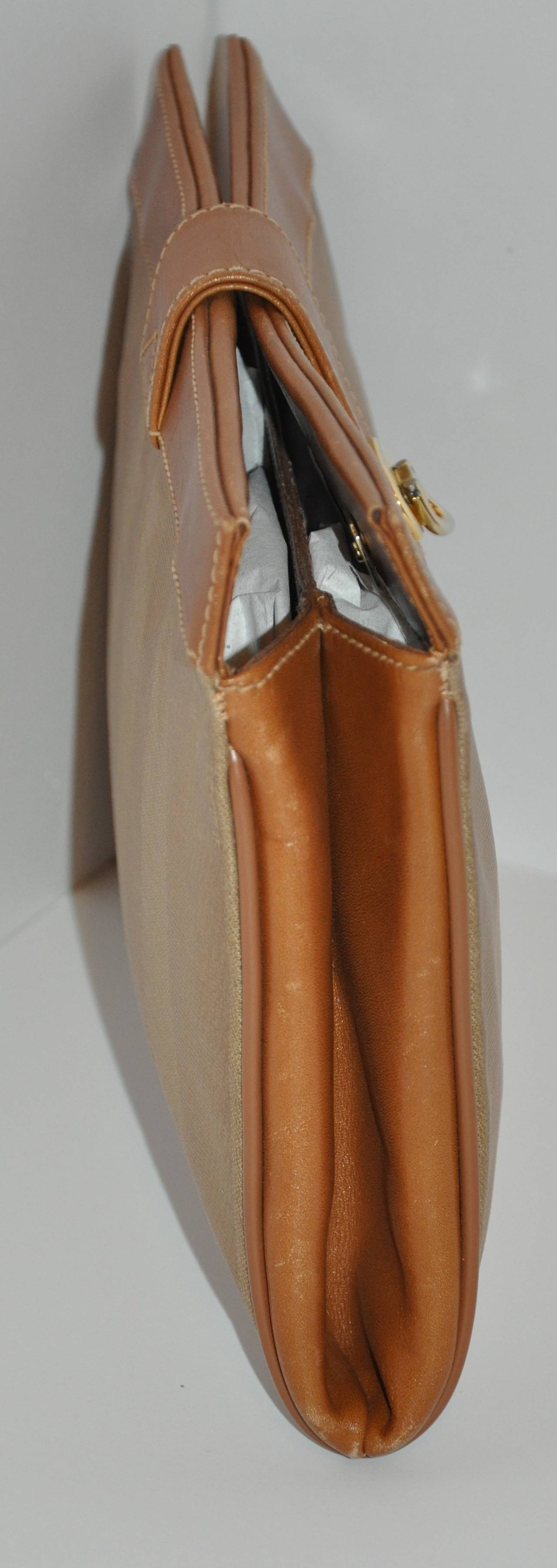 Fendi Pochette Monogram in pelle di vitello beige abbinata a seta testurizzata In condizioni buone in vendita a New York, NY
