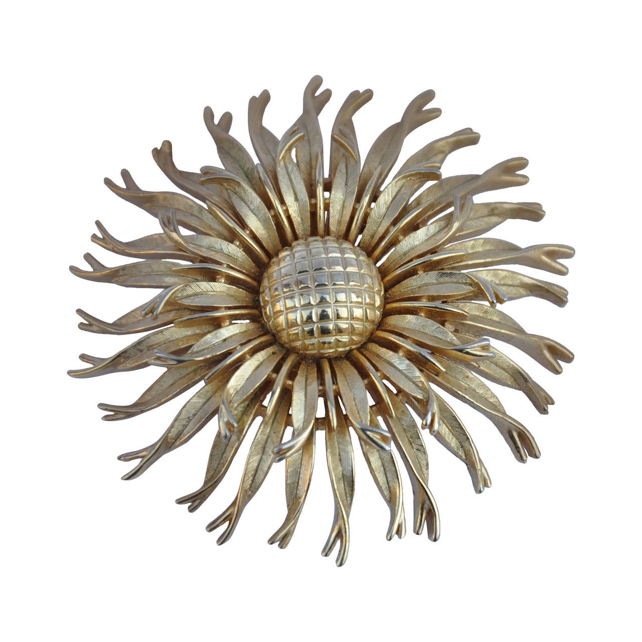 Trifari - Grande broche « florale » en or de couleur en vente