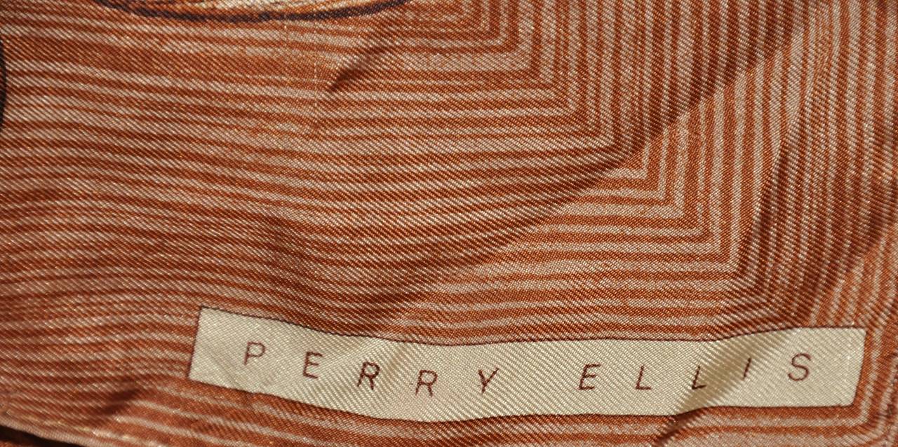 Marron Perry Ellis - Grande écharpe en soie multicolore « Swirls » en vente