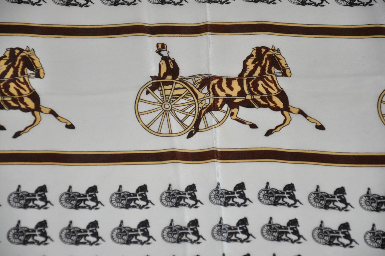 Seidenschal „Horse & Carriage“ in Schwarz & Weiß im Zustand „Hervorragend“ im Angebot in New York, NY