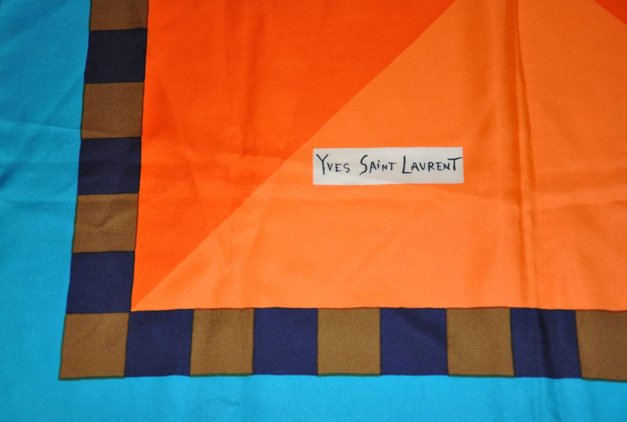 L'audace sciarpa di seta astratta multicolore di Yves Saint Laurent misura 34
