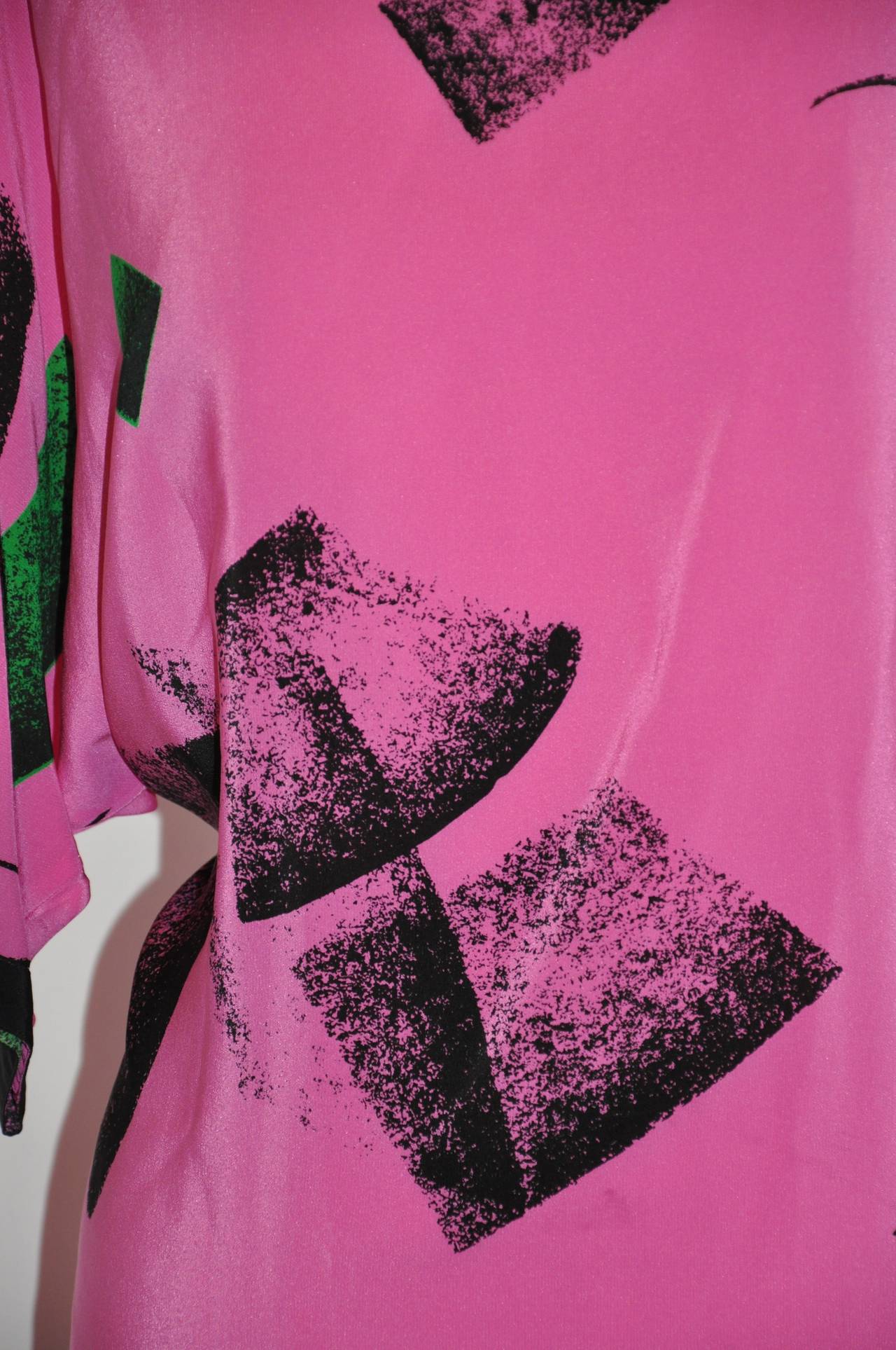 Flora Kung Bold Fuchsia And Black Abstract Silk Tunic In Good Condition For Sale In New York, NY