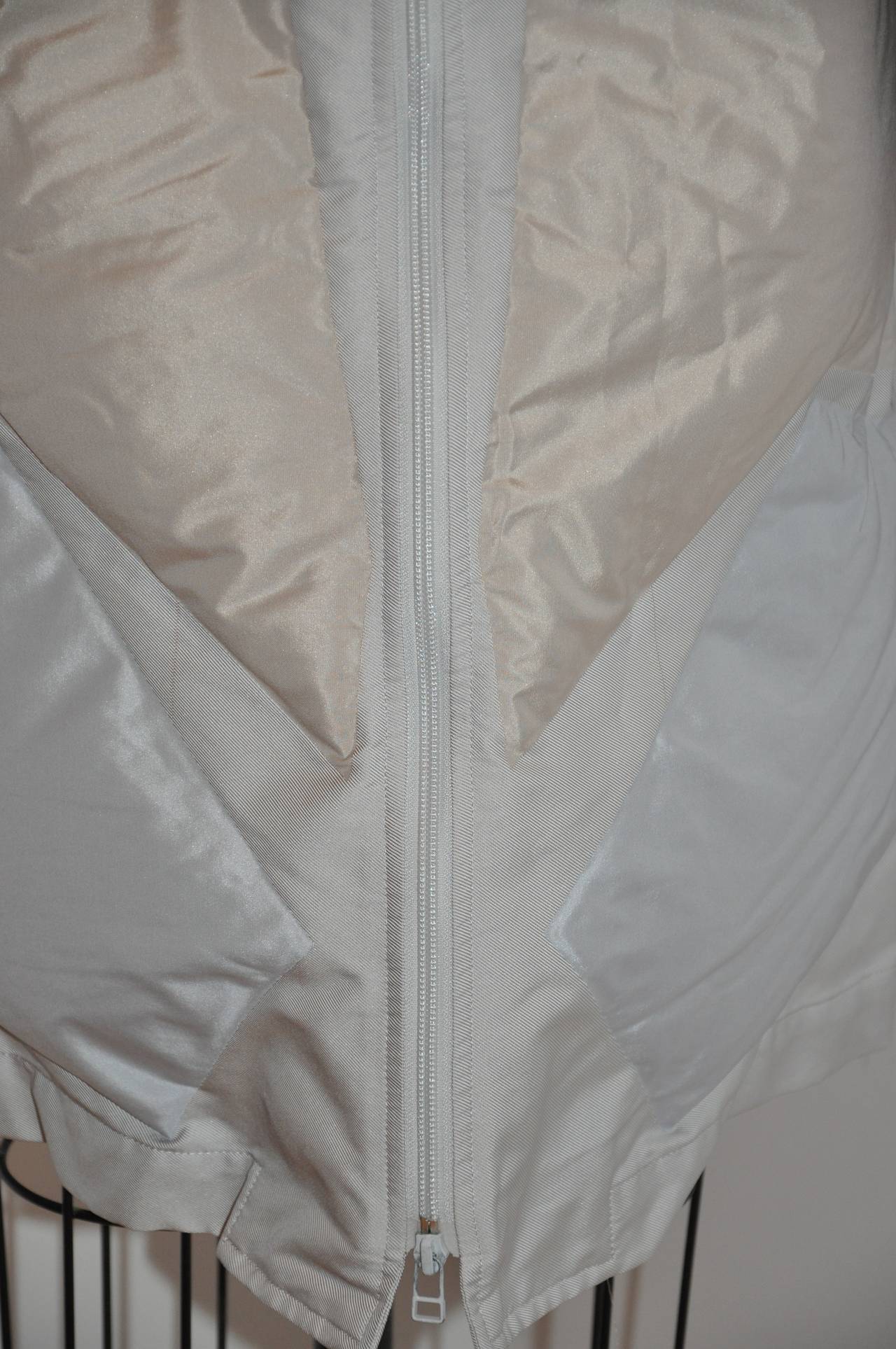 Issey Miyake Cappotto in piuma d'oca astratta con coulisse regolabile In condizioni Nuovo in vendita a New York, NY
