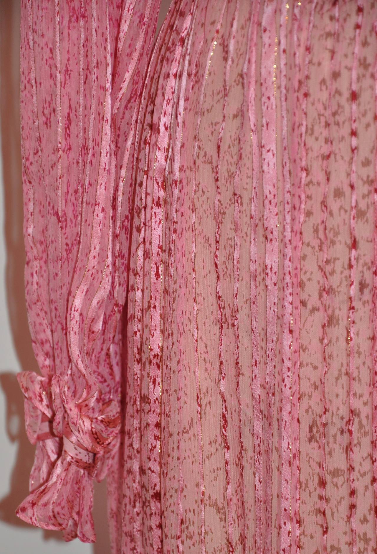 Saks Fifth Avenue Kleid aus Seide mit Seidenchiffonstreifen und Rüschen (Pink) im Angebot