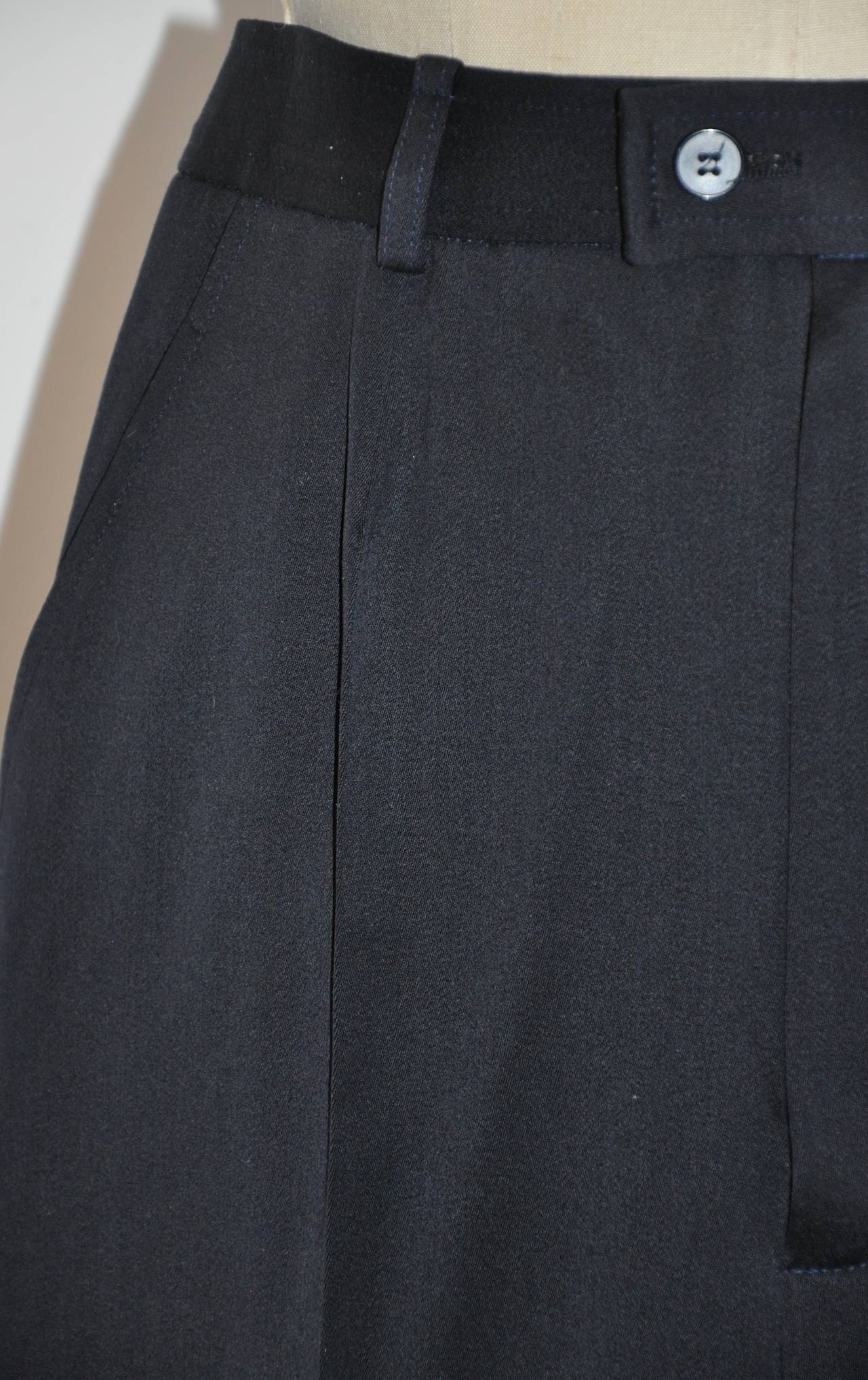 Noir Yves Saint Laurent Pantalon en gabardine de laine bleu marine caractéristique en vente