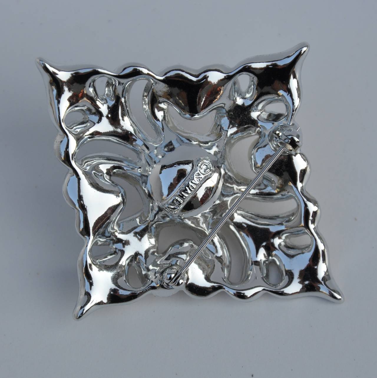 La grande broche Sarah Conventry en argent doré avec des détails filigranes accentués de perles mesure 2 3/8