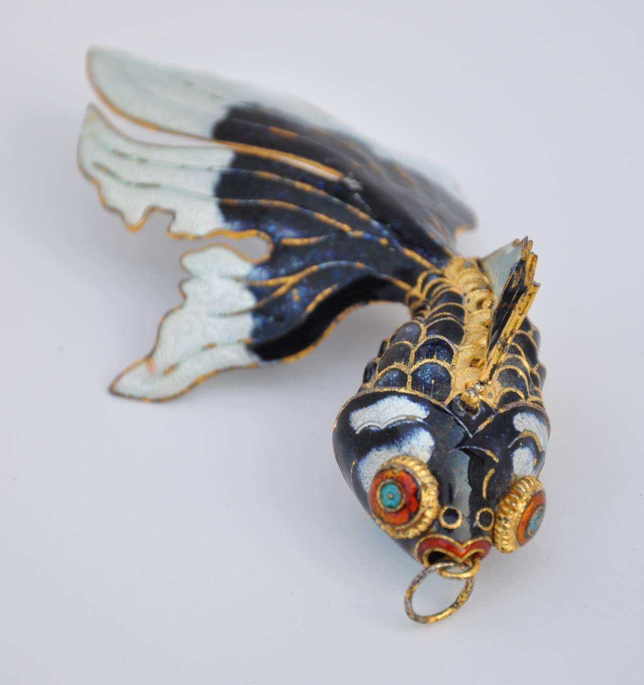 Grand pendentif japonais en or avec touches d'émail multicolore « Fish » Bon état - En vente à New York, NY