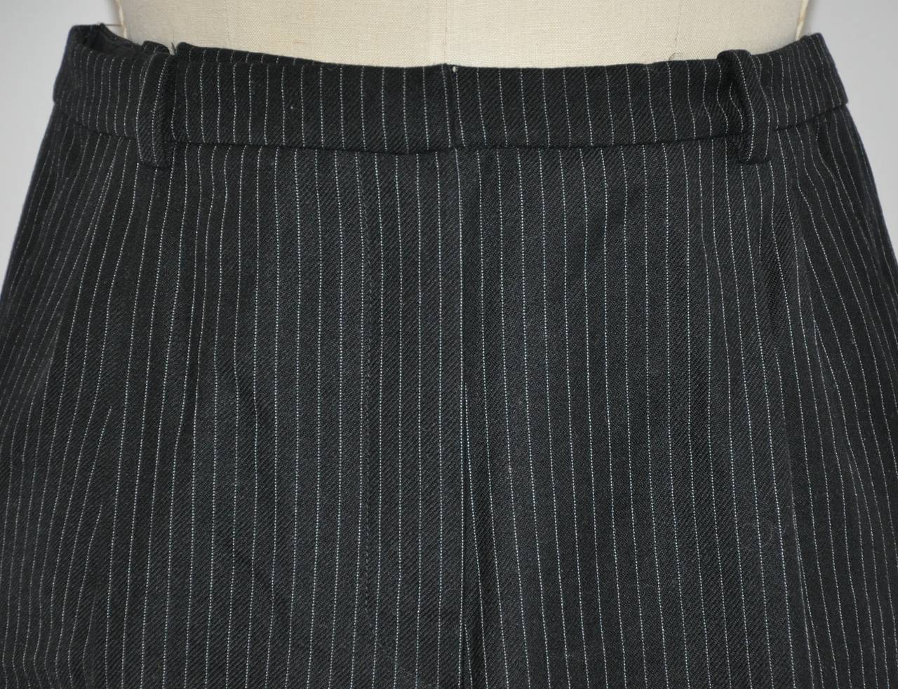 Le pantalon à pinces en laine noire de Balenciaga mesure 30 cm à la taille. La largeur de la ceinture est de 1