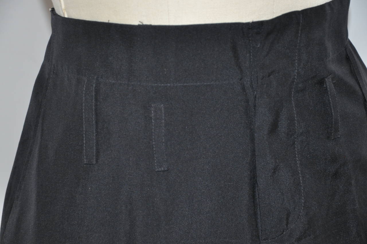 Le pantalon en soie noire à taille basse Romeo Gigli mesure 34