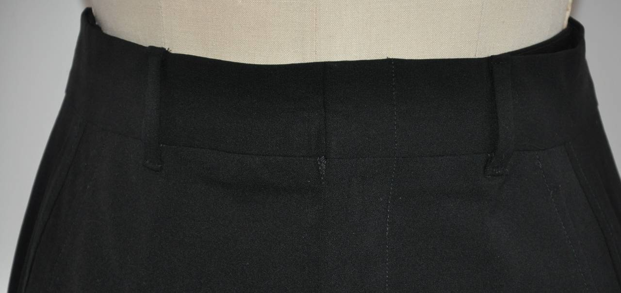 El pantalón negro de gabardina de lana de la firma Gucci mide 31