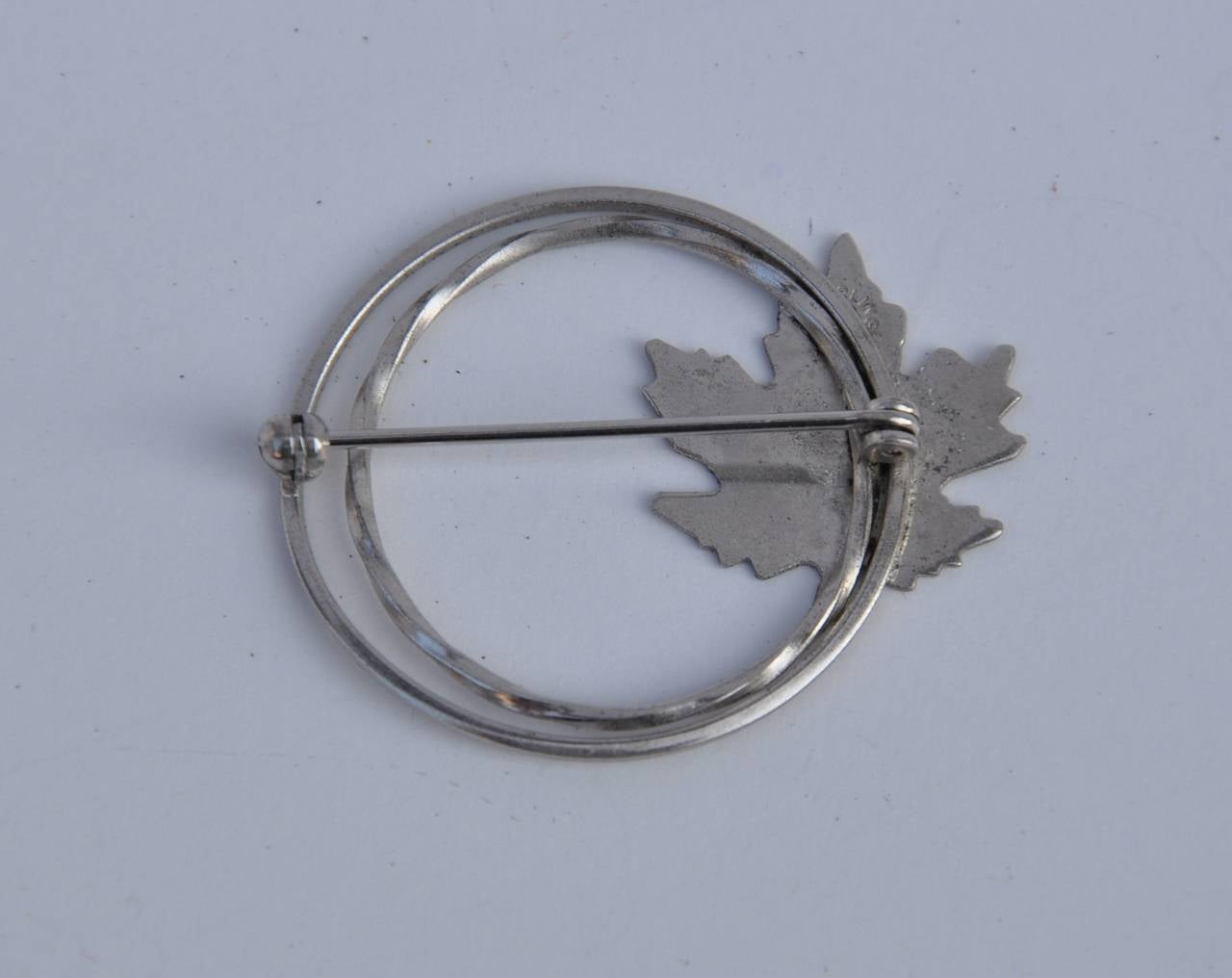 This sweet circular silver hardware "Leaf" brooch has detailed etching and measures 1 1/8" in height and 1 1/2" in width. The depth measures 2/8".