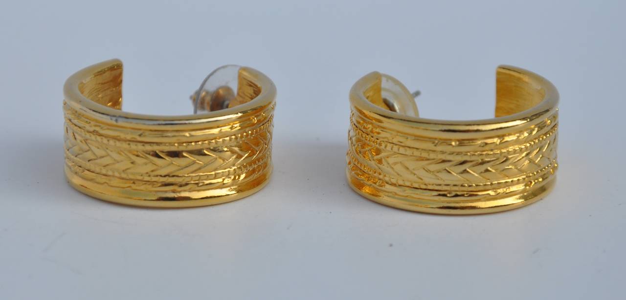 Ces boucles d'oreilles en or doré vermeil merveilleusement détaillées mesurent 1 1/8