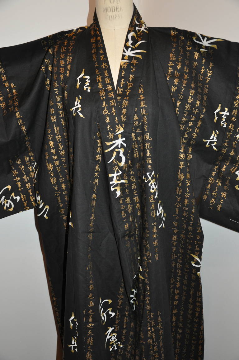 Japanischer Kimono aus schwarzer Baumwolle mit asiatischen Schriften (Schwarz) im Angebot