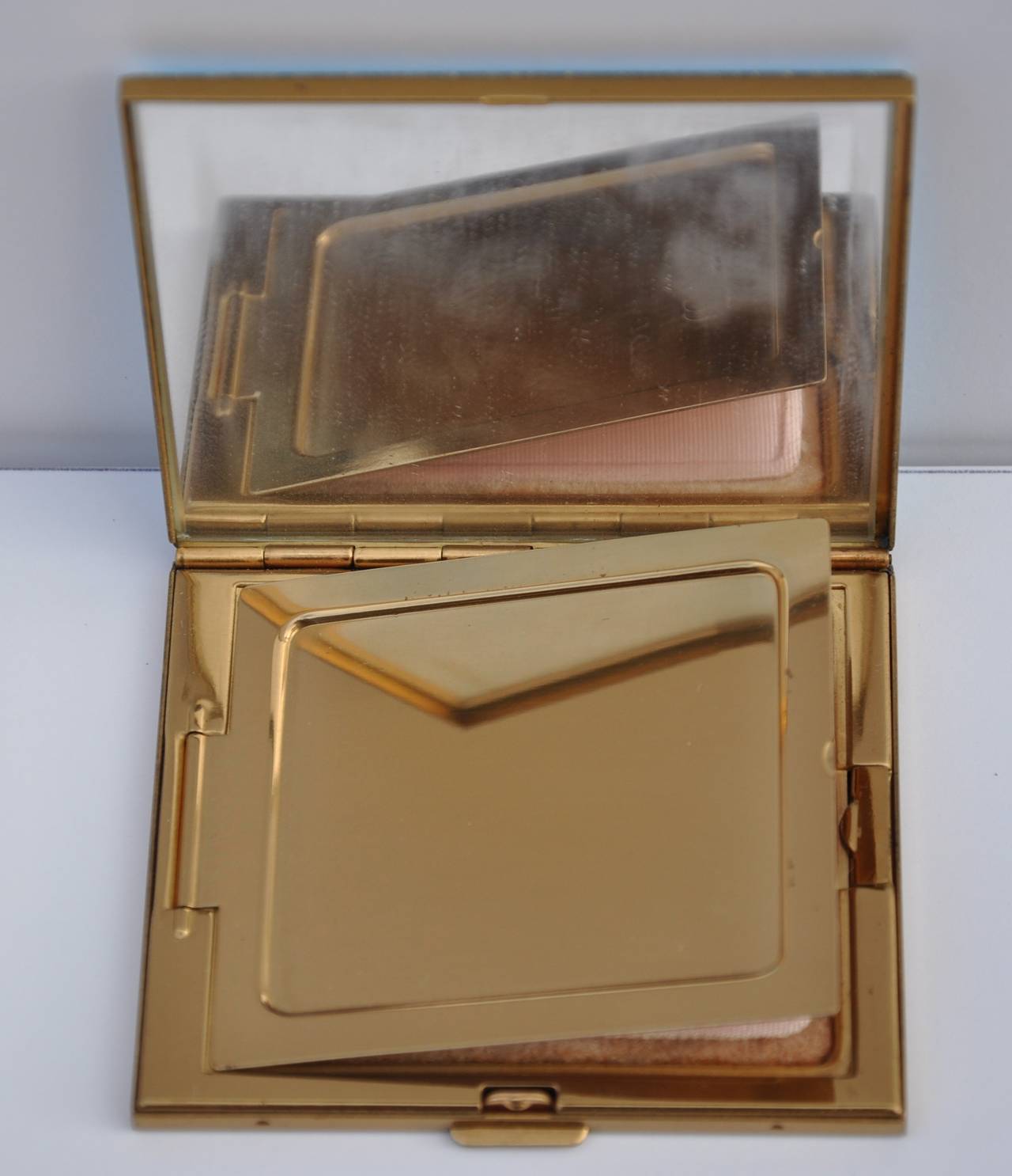 Diese wunderbar detaillierte Gold kompakt mit einem Multi-Color 