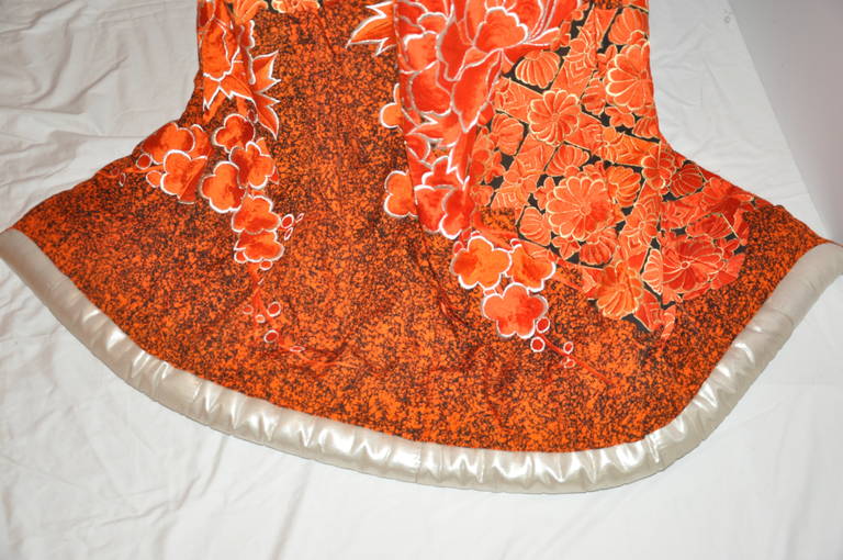 Seltener spektakulärer handbestickter japanischer Kimono aus Tangerine und goldener Lame im Angebot 2