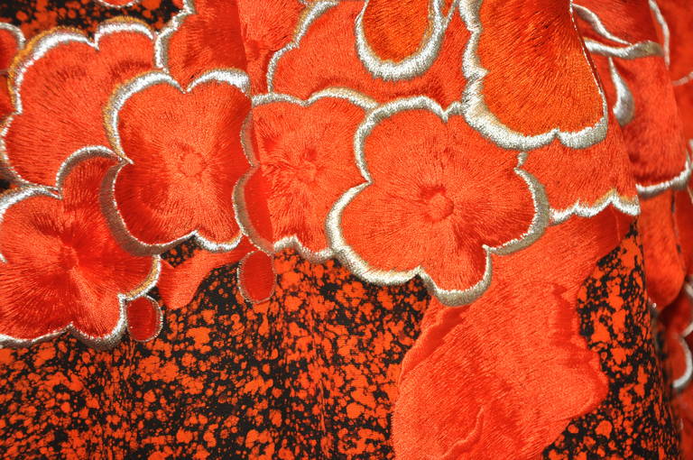 Seltener spektakulärer handbestickter japanischer Kimono aus Tangerine und goldener Lame im Angebot 4