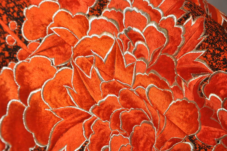 Seltener spektakulärer handbestickter japanischer Kimono aus Tangerine und goldener Lame im Angebot 5